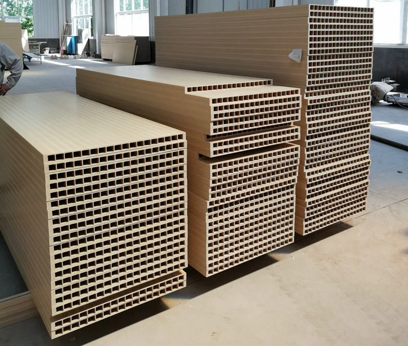 Aling mga plastik na materyales ang angkop para sa paggawa ng pinto ng WPC?