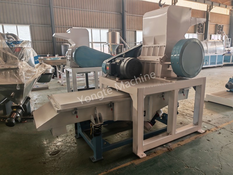 Plastic Recycling Crusher na may Integrated Vibrating Screening System