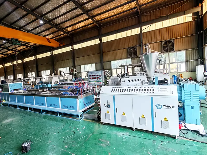 Teknikal na Solusyon para sa Paglutas ng Hindi Balanse na Bilis ng Extrusion ng Four-Cavity Plastic Profile Extrusion Line