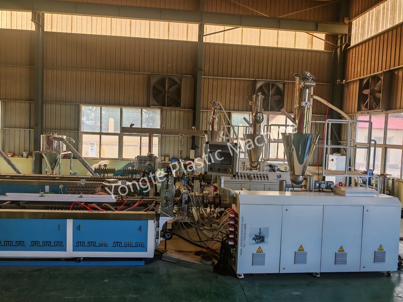Matagumpay na Nagkomisyon si Yongte ng Bagong Co-Extrusion Line na may In-Line 3D Embossing Technology para sa WPC Decking