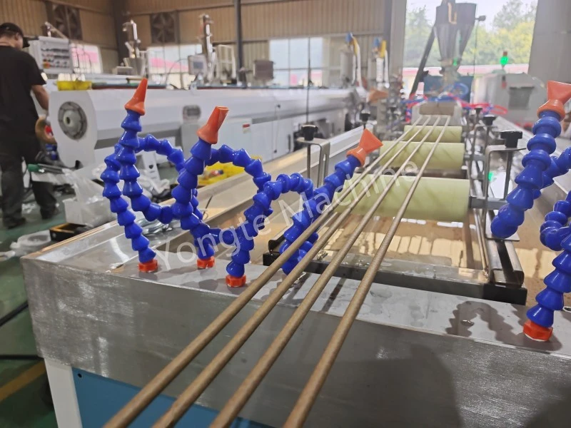 China WPC Pipe Making Machine na may Apat na Cavity