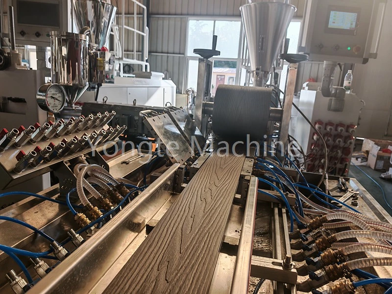 Ginagawang WPC Profile ng Machine ang Plastic na Pag-aaksaya