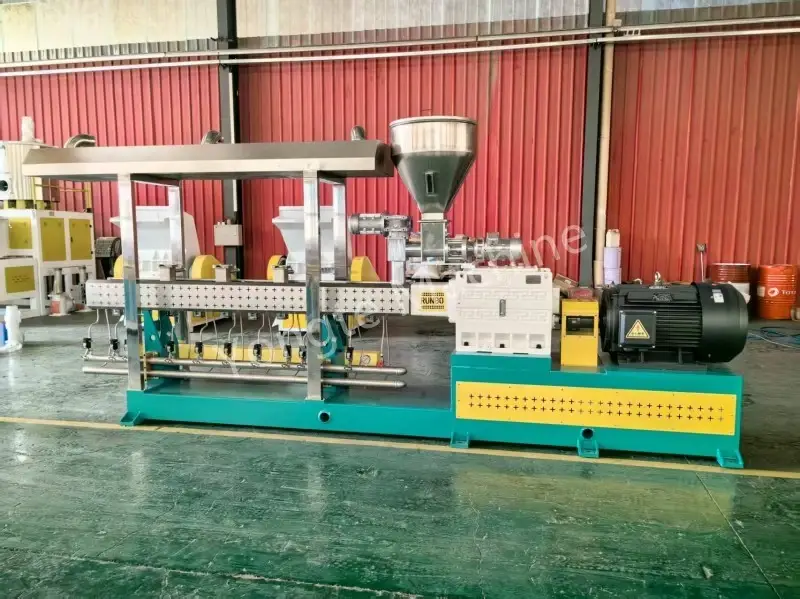 Ibinenta ang PET Recycling Extruder sa Customer ng China