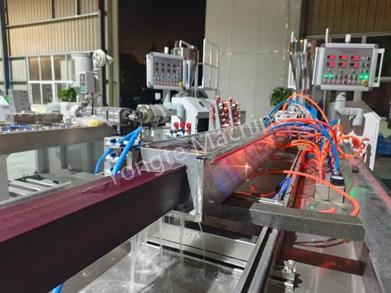 WPC Fence Column Production Line na Na-customize para sa Indian na Customer